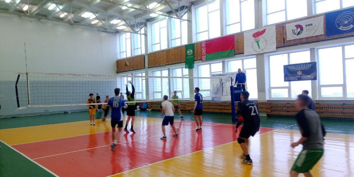 Соревнования по волейболу среди мужчин за звание чемпиона в рамках студенческой спартакиады